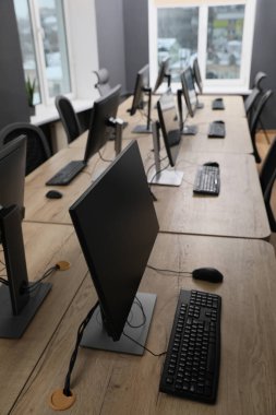 Açık uzay ofisindeki birçok modern bilgisayar, üst görünüm