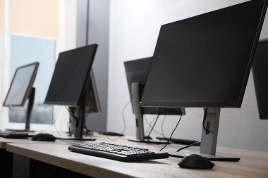 Açık uzay ofisindeki birçok modern bilgisayar