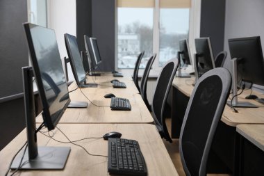 Açık uzay ofisindeki birçok modern bilgisayar