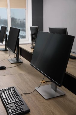 Açık uzay ofisindeki birçok modern bilgisayar