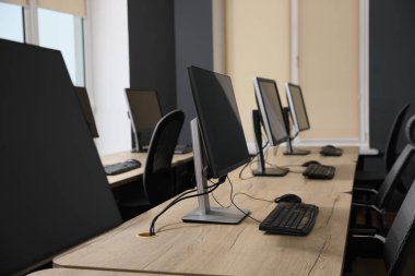 Açık uzay ofisindeki birçok modern bilgisayar