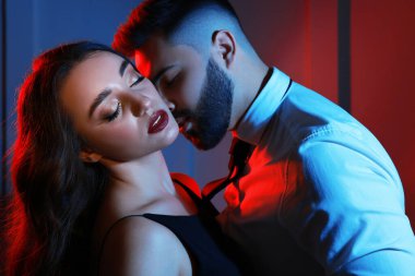 Yakışıklı sakallı adam ve evde seksi bir kadın. Renk tonlu