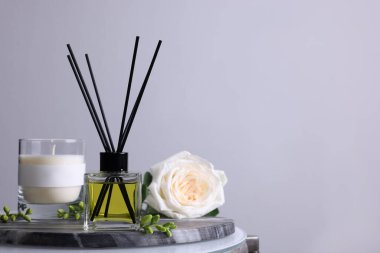 Cam masada aromatik kamış oda spreyi ile kompozisyon, metin için boşluk