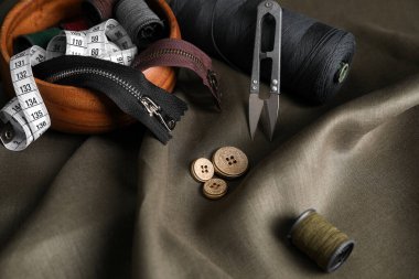 Gri kumaşa dikiş malzemeleri ve aksesuarlar.