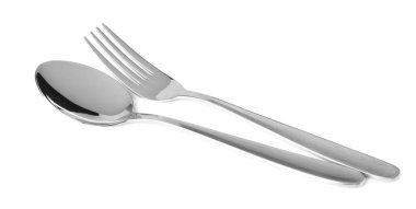 Beyaz arka planda parlak çatal ve kaşık