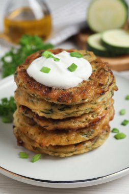 Beyaz ahşap masada servis edilen ekşi kremalı leziz kabaklı gözleme.