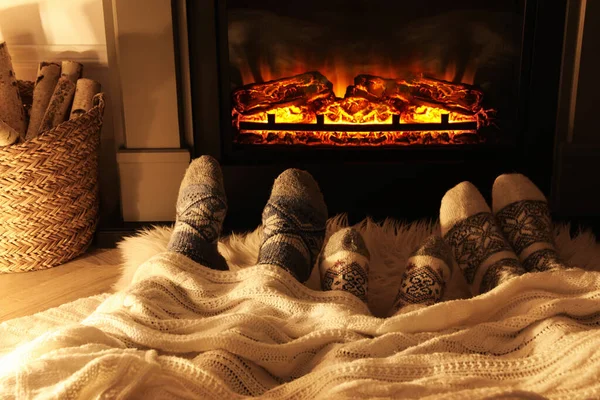 Οικογένεια Ζεστές Κάλτσες Αναπαύεται Κοντά Στο Τζάκι Στο Σπίτι Closeup — Φωτογραφία Αρχείου