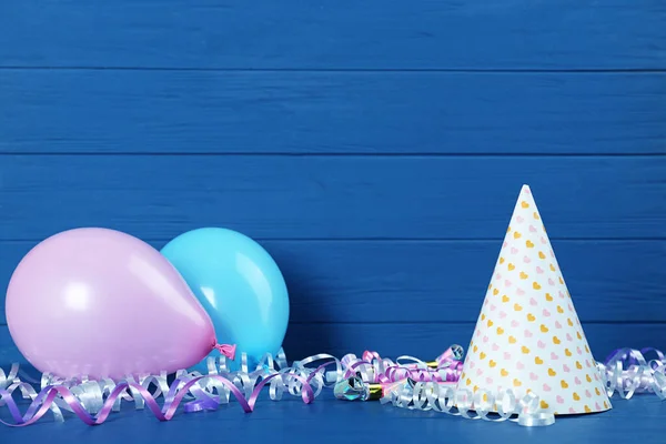 Kleurrijke Serpentijnslingers Andere Feestaccessoires Blauwe Houten Tafel Ruimte Voor Tekst — Stockfoto