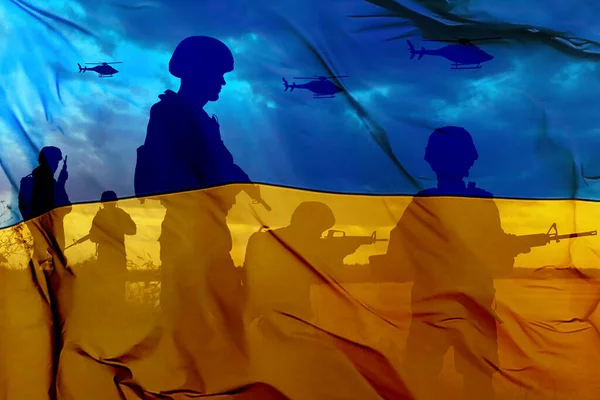 Силуэты Солдат Штурмовыми Винтовками Украинским Государственным Флагом Двойная Экспозиция — стоковое фото