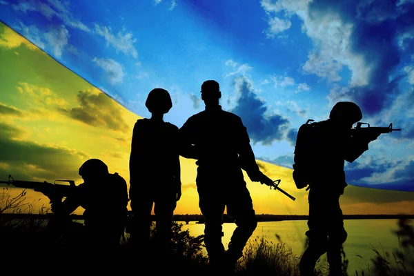 Siluetas Soldados Con Rifles Asalto Bandera Nacional Ucraniana Doble Exposición — Foto de Stock