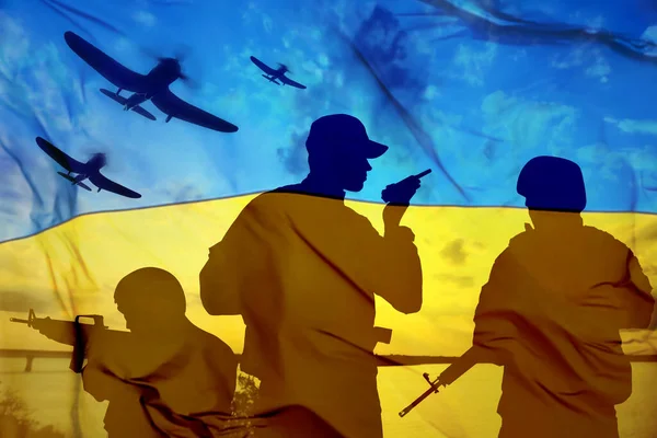 Σιλουέτες Των Στρατιωτών Και Της Ουκρανικής Εθνικής Σημαίας Διπλή Έκθεση — Φωτογραφία Αρχείου