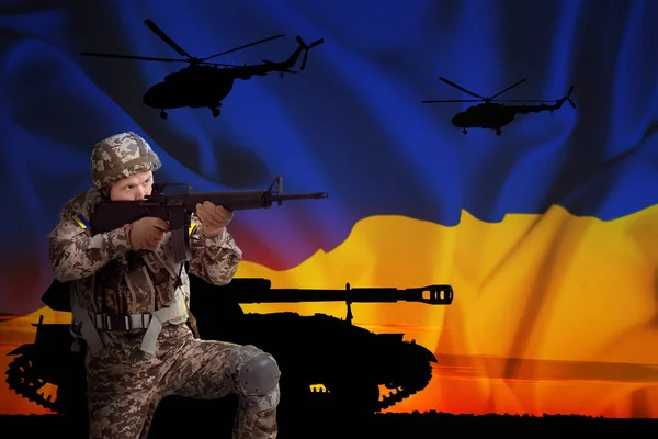 ウクライナで戦争を 屋外の軍事機械のディフェンダーとシルエット ウクライナの国旗と空の二重露出 — ストック写真