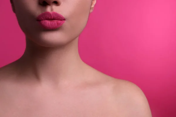 Nahaufnahme Von Schönen Frau Puckering Lippen Für Kuss Auf Rosa — Stockfoto