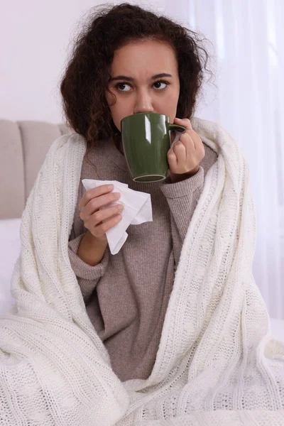 Kranke Afroamerikanerin Mit Gewebe Und Trinkbecher Hause Bett — Stockfoto