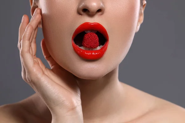 Mujer Joven Con Labios Rojos Maquillaje Comer Dulces Sobre Fondo — Foto de Stock