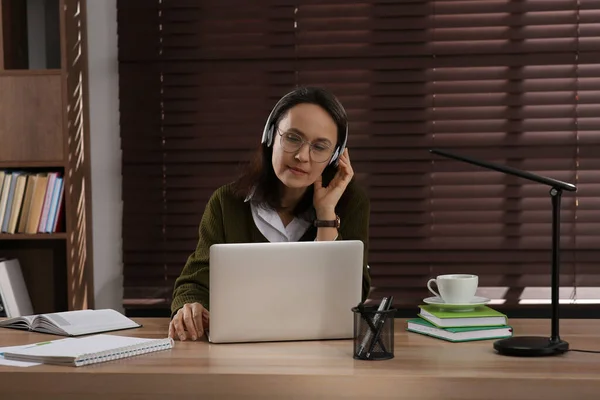 Donna Con Computer Portatile Moderno Cuffie Imparare Tavola Casa — Foto Stock