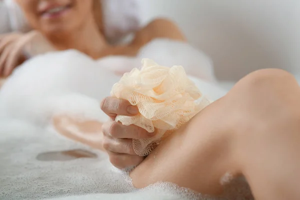 Fecho Mulher Tomando Banho Foco Mão Com Esponja Malha — Fotografia de Stock