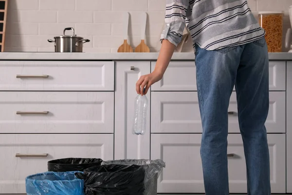 Frau Wirft Plastikflasche Mülleimer Küche Nahaufnahme Getrennte Müllabfuhr — Stockfoto