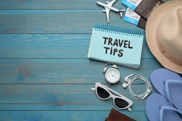 Quaderno Con Frase Consigli Viaggio Articoli Turistici Tavolo Legno Azzurro — Foto Stock
