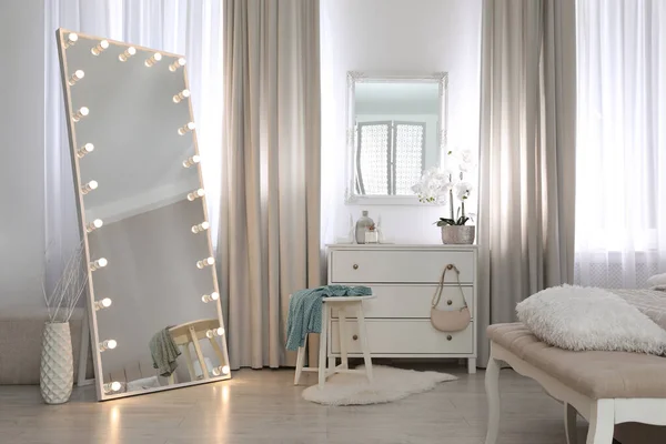 寝室に電球や引き出しの胸を持つ大きな鏡 インテリアデザイン — ストック写真