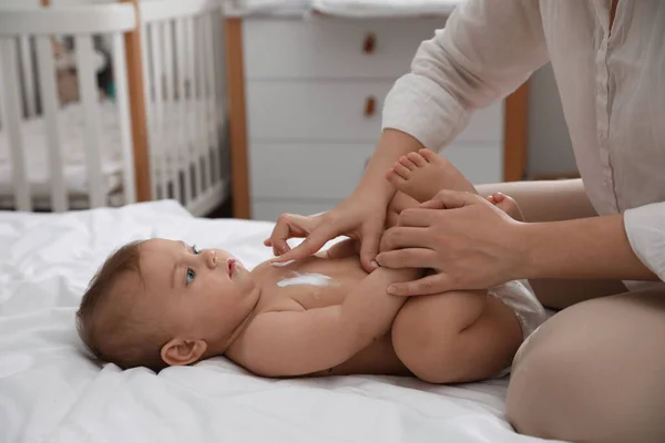 Madre Che Applica Crema Idratante Sul Suo Bambino Casa Primo — Foto Stock