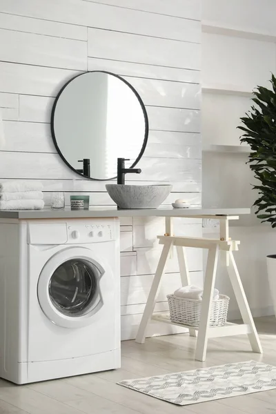 Snygg Badrumsinteriör Med Modern Tvättmaskin — Stockfoto