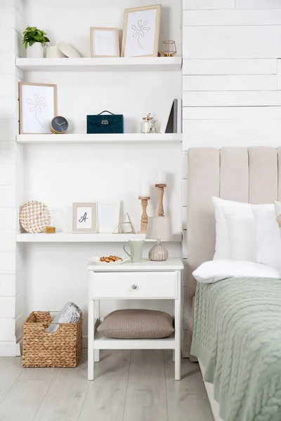 スタイリッシュな寝室のインテリアの美しい装飾要素と壁の棚 — ストック写真