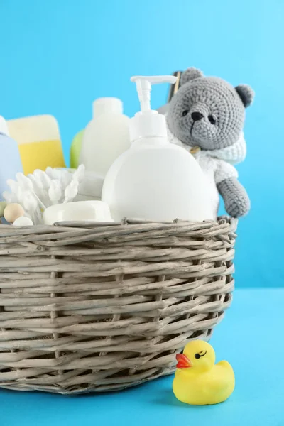 배경에는 아기용 화장품 목욕용 액세서리 장난감이 바구니 — 스톡 사진