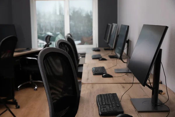 사무실에 현대의 컴퓨터들 — 스톡 사진
