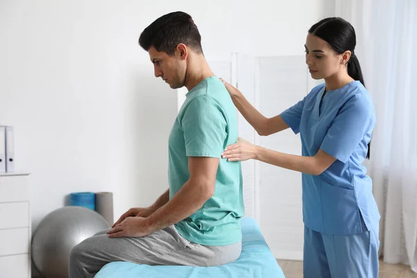 Ortopedista Que Examina Homem Está Volta Clínica Tratamento Escoliose — Fotografia de Stock