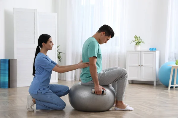 Ortopedista Ayudando Paciente Hacer Ejercicio Con Mancuerna Clínica Tratamiento Escoliosis —  Fotos de Stock