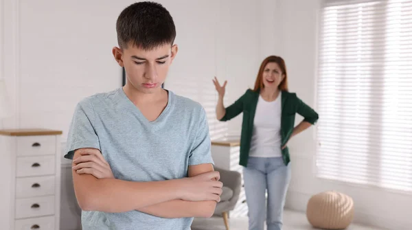 Matka Beszta Jego Syna Domu Problemy Nastolatek — Zdjęcie stockowe