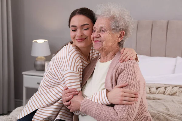 Young Caregiver Talking Senior Woman Bedroom Home Health Care Service — Stock Photo, Image