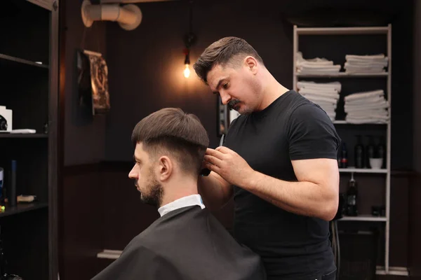 Cabeleireiro Profissional Fazendo Corte Cabelo Elegante Barbearia — Fotografia de Stock