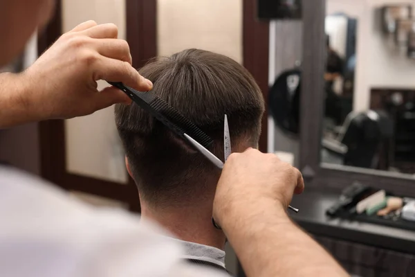 Professional Hairdresser Cutting Man Hair Barbershop — Stock Photo, Image