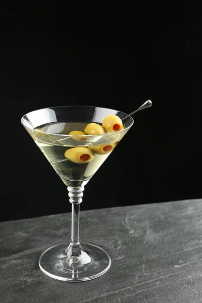 Martini Cocktail Med Oliver Grått Bord Mot Mörk Bakgrund — Stockfoto