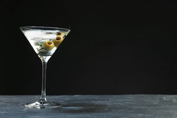 Cocktail Martini Avec Glace Olives Sur Table Grise Sur Fond — Photo