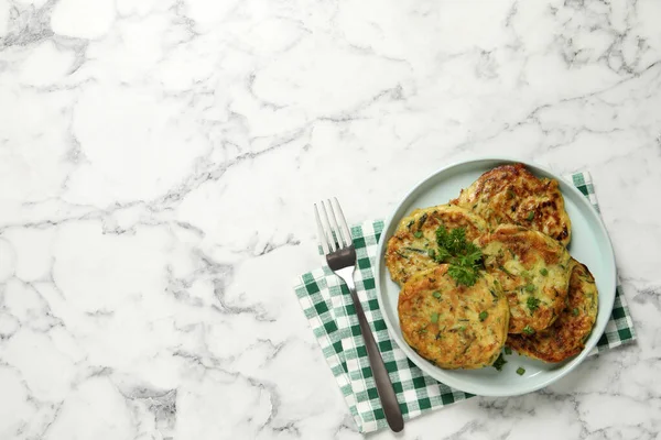 Вкусные Оладьи Цуккини Подаются Белом Мраморном Столе Плоский Уголок Пространство — стоковое фото