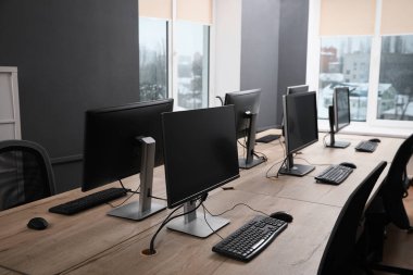 Açık uzay ofisindeki birçok modern bilgisayar
