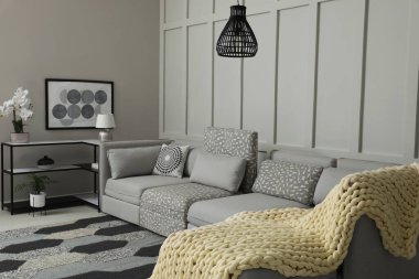 Oturma odasının iç tarafında döşeme duvarının yanında rahat bir kanepe var.