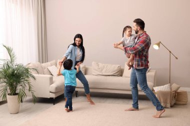 Mutlu aile evde birlikte vakit geçiriyor.