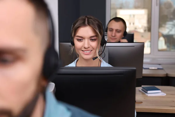 Callcenter Betreiber Arbeiten Modernem Büro Fokus Auf Junge Frau Mit — Stockfoto