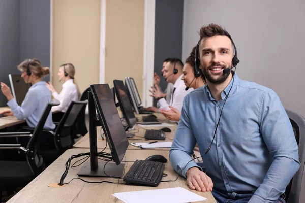 Operador Centro Llamadas Con Auriculares Sus Colegas Que Trabajan Oficina — Foto de Stock