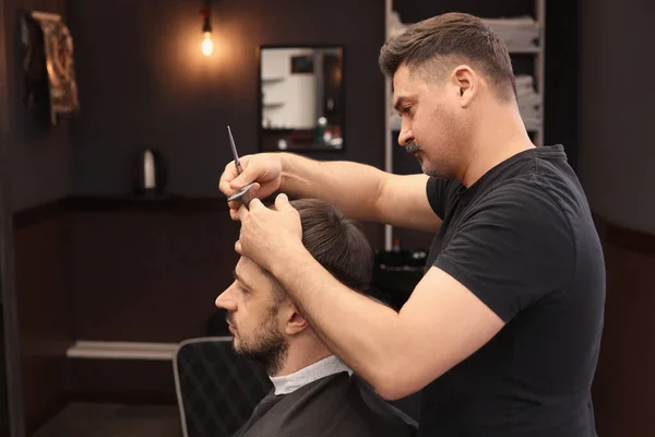 Cabeleireiro Profissional Cortando Cabelo Homem Barbearia — Fotografia de Stock