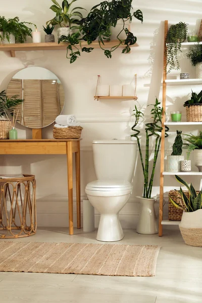 Interior Elegante Banheiro Com Vaso Sanitário Muitas Plantas Sala Bonitas — Fotografia de Stock