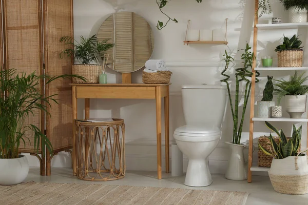 Interior Elegante Banheiro Com Vaso Sanitário Muitas Plantas Sala Bonitas — Fotografia de Stock