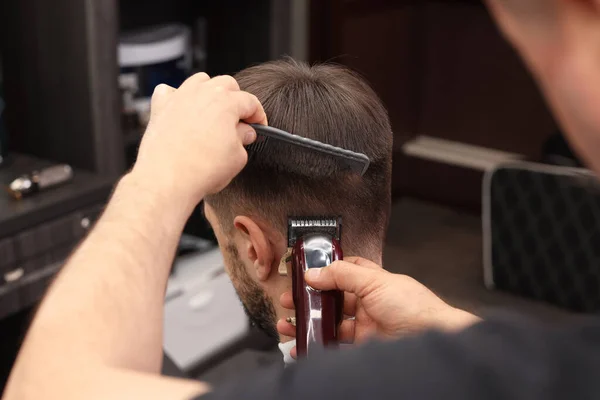 Parrucchiere Professionista Che Taglio Capelli Alla Moda Barbiere — Foto Stock