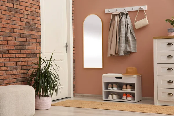 Rack Met Verschillende Schoenen Buurt Van Lichtroze Muur Hal — Stockfoto