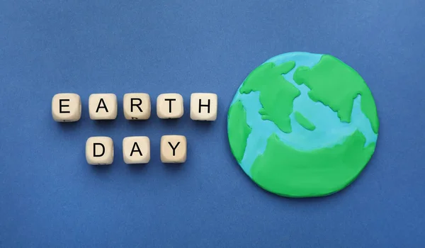 Phrase Earth Day Feito Com Cubos Madeira Modelo Planeta Fundo — Fotografia de Stock