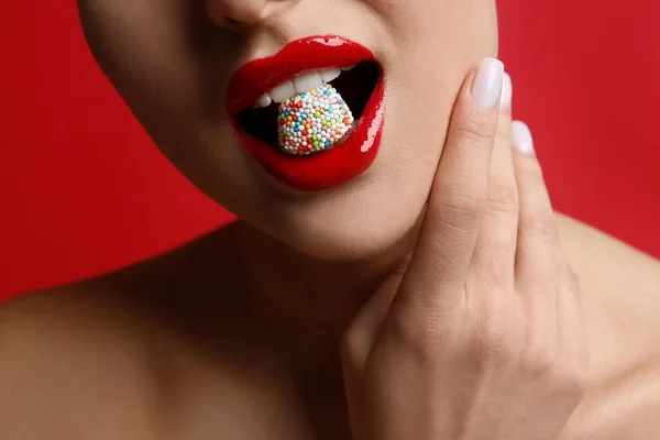 Vista Cerca Mujer Con Hermosos Labios Comiendo Dulces Sobre Fondo — Foto de Stock